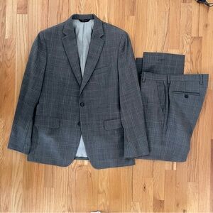 Banana Republic Tailored Slim Fit Men’s Suit – Light Gray Plaid – Preloved